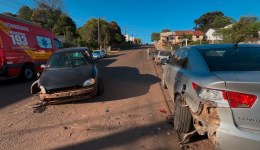 Condutora perde o controle ao desviar de buraco e colide contra veículo estacionado