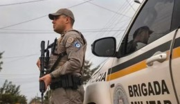 Homem é morto em frente a bar e suspeito é preso em flagrante