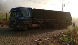 Caminhão bitrem desgovernado interrompe desvio