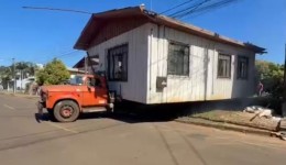 Casa é transportada inteira e ‘estacionada’ em novo terreno no Paraná