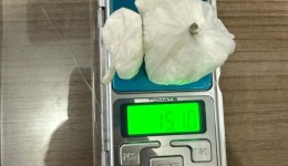 Mulher é presa com cocaína e diz que precisava levantar dinheiro para ajudar namorado que está preso