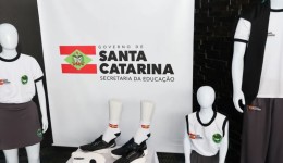 Santa Catarina vai distribuir uniformes escolares para todos os alunos da rede estadual em 2026