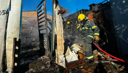 Incêndio destrói casa onde moravam três famílias