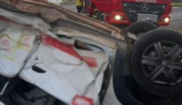 Colisão entre carros termina com capotamento e vítimas presas às ferragens no Meio-Oeste de SC