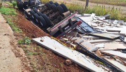 Carreta tomba na Curva da Morte e mobiliza equipes de resgate