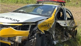 Condutor em fuga bate violentamente contra viatura da PM