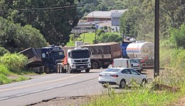 Caos na Serra do BNH: vídeo mostra carreta travada e trânsito bloqueado na BR-163