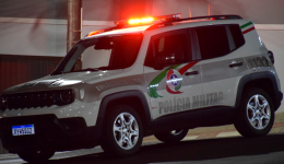Homem é preso após bater na filha de 15 anos com cintadas