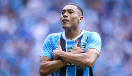 Carlos Vinicius descarta pré-contrato e mantém foco no Grêmio; Atlético-MG fez sondagem
