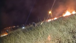 Corpo de Bombeiros combate incêndio de grandes proporções em área de vegetação