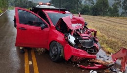 Caminhonete com vinho argentino colide com caminhão da prefeitura e motorista foge