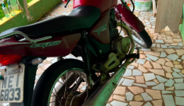 Motocicleta é furtada em plena luz do dia no estacionamento de estabelecimento comercial