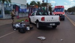 Homem é conduzido ao hospital após colisão entre carro e moto