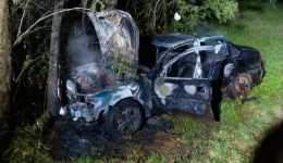 Carro sai da pista, bate contra árvore e pega fogo na SC-157