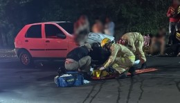 Dois ficam feridos após moto em que estavam ser atingida e arrastada por carro; motorista foi detido