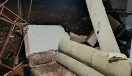 Barranco desmorona e atinge residência durante a madrugada