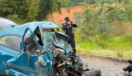 Colisão entre van de prefeitura e carro deixa cinco mortos em Minas Gerais