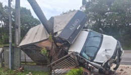 Jovem de 24 anos morre após veículo sair da pista e atingir árvore