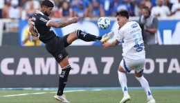 Cruzeiro vence o Botafogo e cola na liderança do Brasileirão