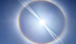 Halo solar chama a atenção de moradores e colore o céu nesta terça-feira