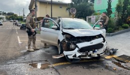Foragido da Justiça é preso após furtar carro e colidir com viatura da PM