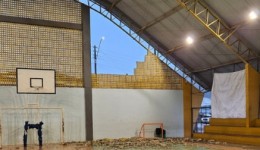 Vendaval derruba parte de parede em ginásio e fere crianças