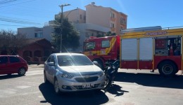 Acidente entre carro e motoneta deixa mulher ferida no centro