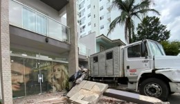 Caminhão atinge veículos e invade pátio de residência no centro