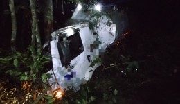 Caminhoneiro cai em ribanceira e morre na BR 282