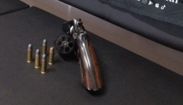Homem é preso com revólver escondido em carro durante fiscalização em bar