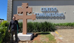 Cruz de Caravaca chama atenção de quem passa pela Igreja Nossa Senhora Aparecida