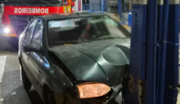 Carro sai da pista e bate contra poste de alta tensão
