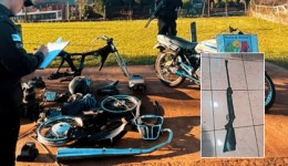 Mandado por perturbação do sossego termina com apreensão de motos e rifle