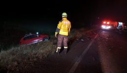 Colisão frontal entre carro e ônibus deixa uma pessoa morta no Oeste de SC