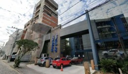 Estrutura de hospital desaba durante atendimentos e deixa uma pessoa morta e outras feridas