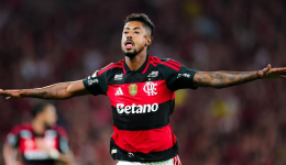 Flamengo vence o Vitória com golaços e reduz distância para a liderança