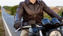 Adolescente é flagrado pilotando motocicleta sem habilitação e sem capacete