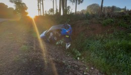 Perseguição termina com motorista preso após cair de barranco com carro furtado e 120 kg de maconha