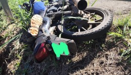 Colisão traseira entre carro e moto mobiliza bombeiros na BR-282