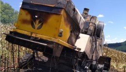 Colheitadeira é consumida por incêndio no Oeste