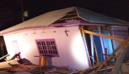 Casa é “arrancada” pelo vento e cai sobre veículo em Barra Bonita