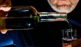 Idoso alcoolizado ameaça esposa e filha adolescente após quebrar móveis em casa