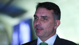 Flávio Bolsonaro declara apoio ao fim da escala 6x1