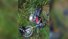Motociclista fica ferido após queda