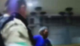 Homem é esfaqueado no pescoço e agressor volta a atacá-lo diante da polícia