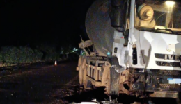 Jovem de 18 anos fica gravemente ferido em colisão entre moto e caminhão em São João do Oeste