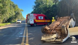 Carro capota na BR-282 e condutora fica ferida