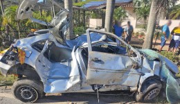 Três jovens morrem após carro sair da pista e atingir poste em SC