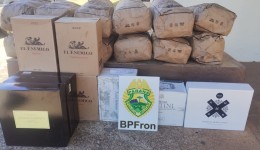 BPFRON apreende veículo carregado com vinhos e carvão