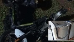 Scooter elétrica pega fogo durante carregamento e danifica móveis